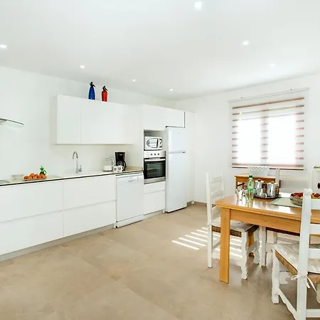 Owl Vallori - 5 Min Walk To The